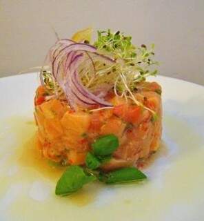 Especialidade da casa, ceviche de salmão, que deu prêmio ao restaurante em 2013 se mantém no menu.