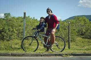 Thiago “Mineiro” e seu filho, em Florianópolis. 