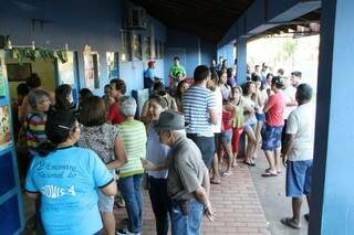 Usuários se exaltam após fim de estoque de vacina contra a gripe (Foto: Marcos Ermínio)
