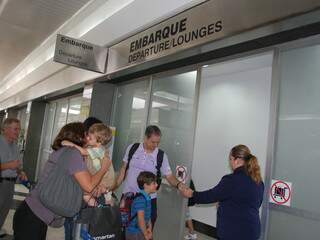 Filipe se despede de familiares no Aeroporto Internacional de Campo Grande. 