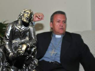 Dom Dimas em entrevista ao Campo Grande News, após assumir Arquidiocese. (Foto: João Garrigó)