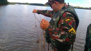 Foram presas 13 pessoas que pescavam sem licença (Foto: Divulgação/PMA)
