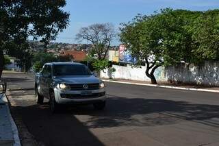 Caminhonete parada na rua Bahia, com motor e faróis ligados.