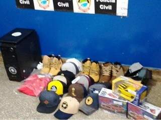 Objetos comprados com cartões clonados foram apreendidos pela polícia civil (Foto: Ta na Mídia Naviraí)