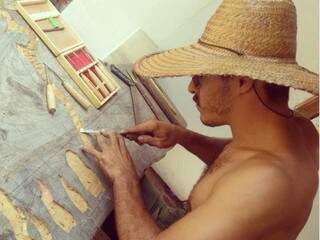 Guilherme Ribeiro fazendo um entalho de madeira (Foto: Arquivo pessoal)