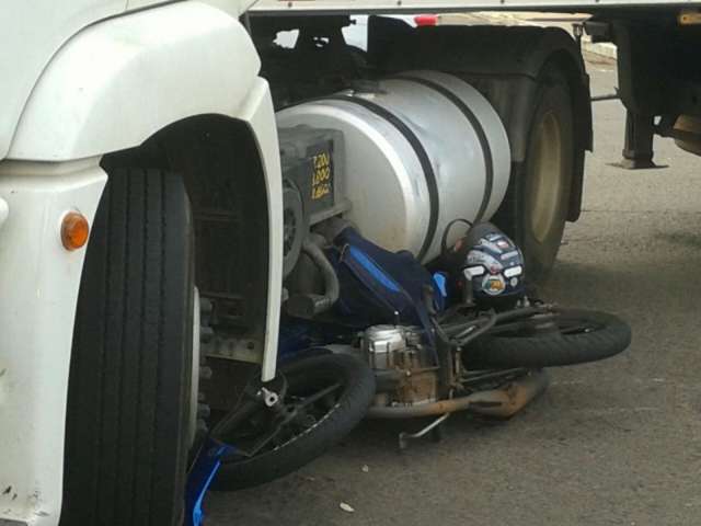 Motociclista &eacute; atingido por carreta na Avenida Ernesto Geisel