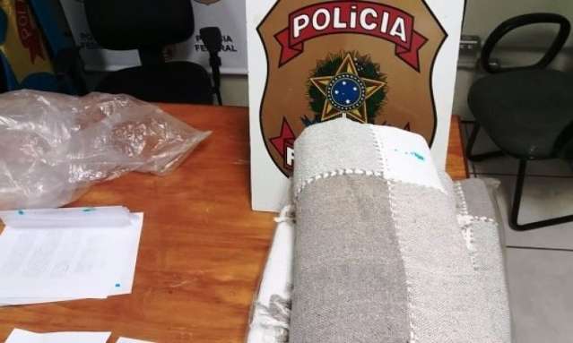 Peruano &eacute; flagrado com mantas e livros engomados em coca&iacute;na 