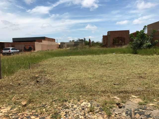 &quot;Eles morreram por nada&rdquo;, diz m&atilde;e e esposa de mortos em briga em terreno