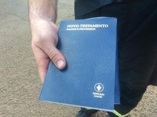 Novo Testamento foi encontrado dentro de uma gaveta em um dos quartos atingidos pelo fogo. (Foto: Kerolyn Araújo)