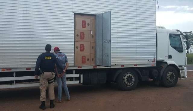 Motorista &eacute; preso transportando cigarros contrabandeados em caminh&atilde;o roubado 