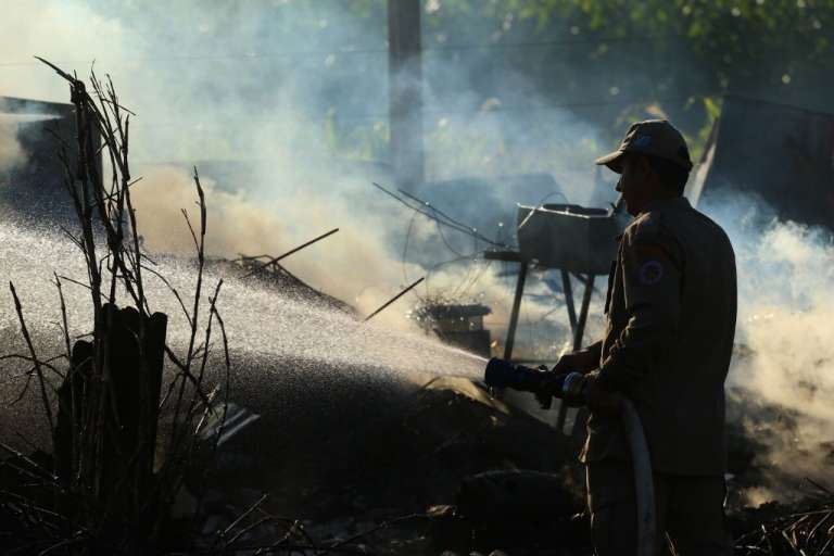 Rescaldo das chamas sendo feito depois do incêndio já contido. (Foto: André Bittar) 
