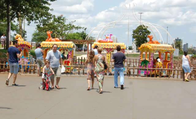  Visitantes enfrentam sol forte para se despedir da Cidade do Natal