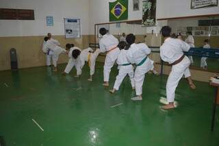 Os alunos treinando karatê na Associação Moura de Karatê (Foto: Alana Portela)