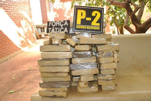 Rapaz &eacute; preso em casa com 50 quilos de maconha 