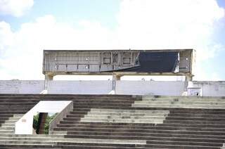 Até o placar eletrônico do estádio está destruído (Foto: Marcelo Calazans)