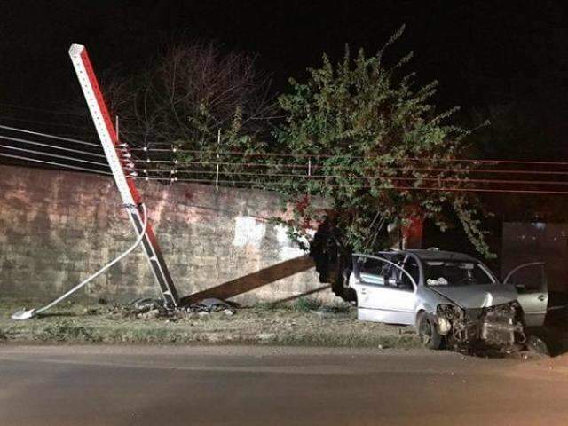 Motorista Embriagado Bate Carro Contra Poste De Ilumina O E Muro De