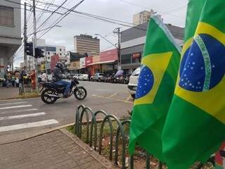 Na área central há bandeiras e gente não tão animada com os jogos também (Foto: Mirian Machado)