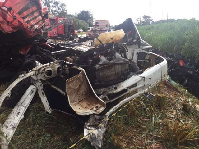 Homem fica preso &agrave;s ferragens ap&oacute;s colis&atilde;o frontal entre caminh&atilde;o e carreta