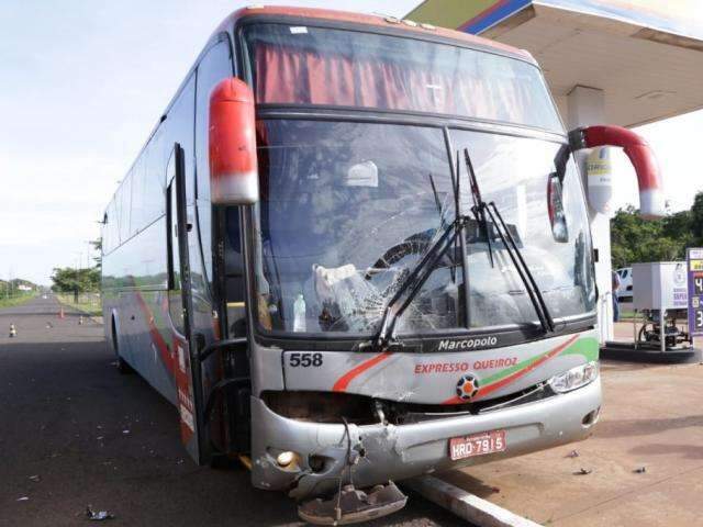 Camionete entra na frente de ônibus, roda e arranca bomba de posto