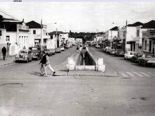 Canal por onde fugiu Vasconcelos passava por baixo da rua Maracaju e desaguava no córrego Segredo. (Fotos: Fundação Eduardo Contar)