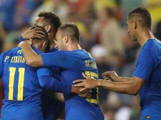 Neymar e companheiros de time comemorando a vitória desta noite em Washington. (Foto: Divulgação) 