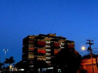 Tempo amanhecendo com céu azul na Avenida Fernando Correa da Costa  (Foto: Saul Schramm)