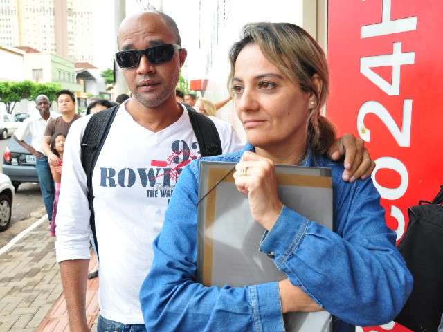 Com tumulto e poucas senhas, tirar identidade exige f&ocirc;lego de atleta