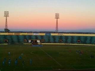 Equipes se enfrentaram nesta tarde no estádio Douradão (Foto: Clezer Gomes)