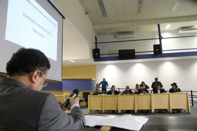 Professores param nesta ter&ccedil;a e secret&aacute;rio diz que reajuste foi de 85,4%