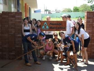 A &quot;Fazenda Barcellos&quot; no dia da feira de ciências da escola (Foto: Arquivo alunas)