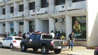 Policiais federais cumprem mandado na prefeitura de Três Lagoas (Foto: Perfil News/Ricardo Ojeda)