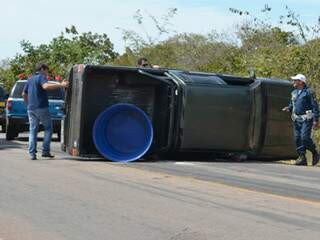 Camionete ficou atravessada na pista (Foto: Maikon Leal/Coxim Agora)
