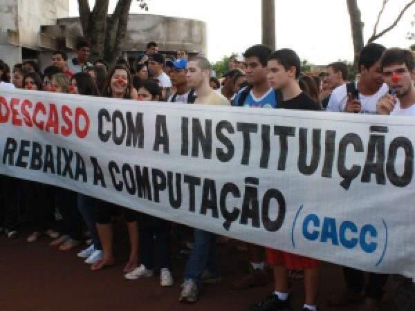  Acad&ecirc;micos fecham reitoria da UEMS durante protesto em Dourados