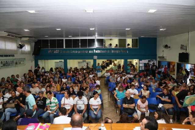 Professores suspendem assembleia que pode por fim &agrave; greve hist&oacute;rica