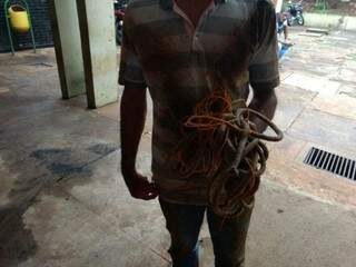Na delegacia, motorista mostra cordas usadas por assaltantes para deixá-lo amarrado no mato (Foto: Sidnei Bronka/Ligado na Notícia)