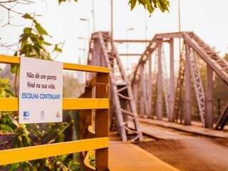 Neste mês, psicólogos e servidores fizeram panfletagem e colocaram placas de frases de incentivo na ponte velha. 
