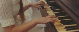 Virgínia dava aulas de piano, como na cena do documentário que será lançado na sexta.