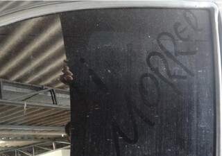 Frase &quot;vai morrer&quot; escrita por um dos traficantes em vidro de viatura policial  (Foto: Divulgação)