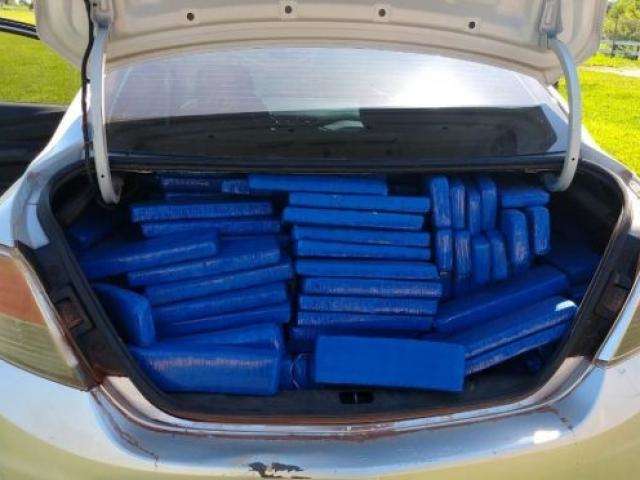 Ao recuperar carros roubados, pol&iacute;cia encontra 370 quilos de maconha