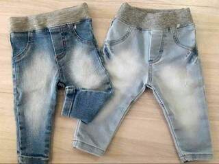 Calças jeans tem elastano e cintura com malha canelada.