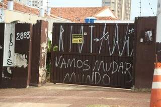 E nem os portões de algumas residências ficam livres de “protestos” (Foto: Fernando Antunes)