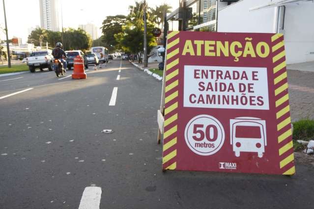 Trecho da Afonso Pena &eacute; interditado, mas motoristas furam "bloqueio"