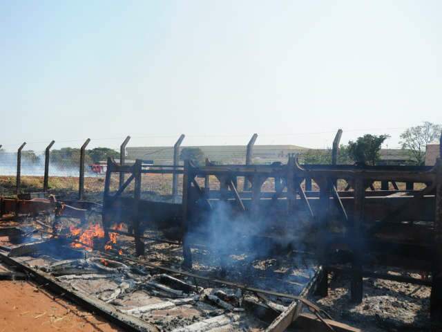  Inc&ecirc;ndio que colocava em risco galp&atilde;o e caminh&otilde;es &eacute; combatido pelos Bombeiros