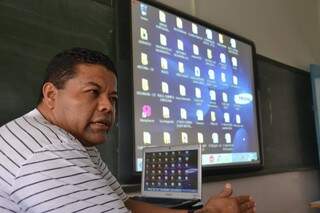 Professor de história, Francisco Fagundes utiliza lousa digital em sala. (Foto: Pedro Peralta)