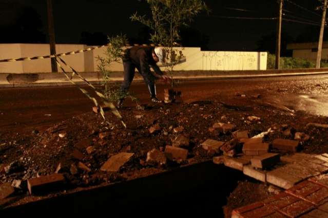 Chuva abre cratera e interdita trecho da avenida Eduardo Elias Zahran
