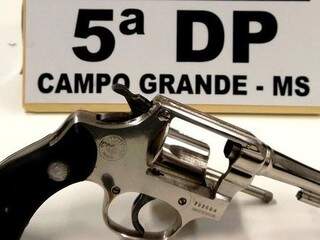 Jovem &eacute; preso ap&oacute;s tentar vender rev&oacute;lver em grupo de WhatsApp