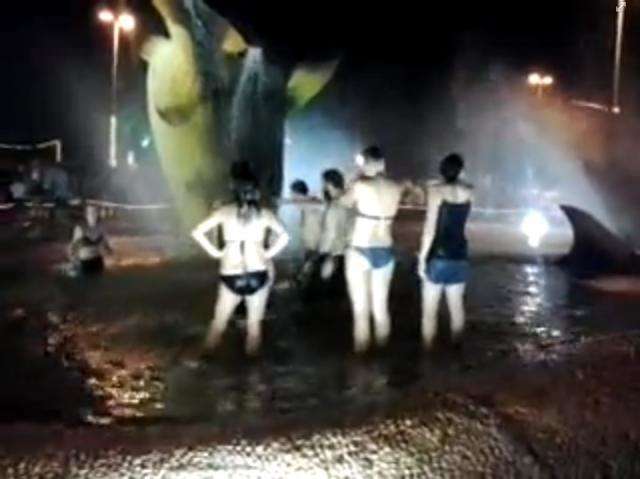 De biqu&iacute;ni, turistas s&atilde;o filmadas tomando banho em chafariz de Bonito