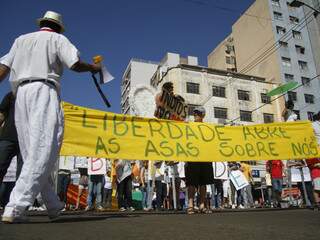 Faixa seguiu manifestantes pelas ruas 14 de Julho, Barão do Rio Branco, 13 de Maio e Avenida Afonso Pena. (Foto: Marcelo Victor)
