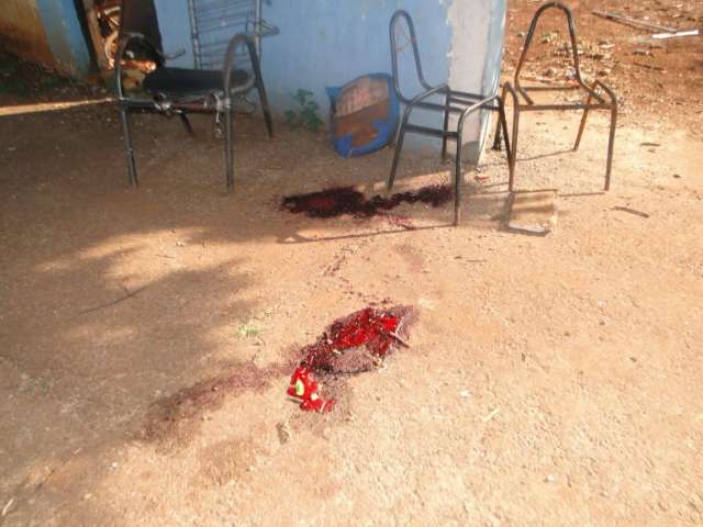 Homem &eacute; preso depois de esfaquear v&iacute;tima com faca de serra 
