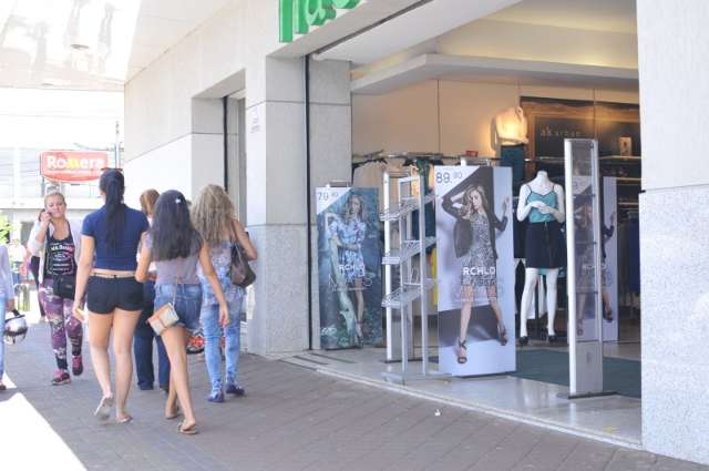 Supermercado ter&aacute; hor&aacute;rio reduzido e loja n&atilde;o abre no centro e shoppings